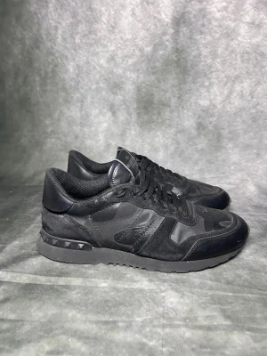 Valentino rockrunners  - Mycket fint skick | Size 41  | fraktar spårbart inom 24 timmar |  för att köpa klicka ” köp nu” | vid frågor skriv ett meddelande |
