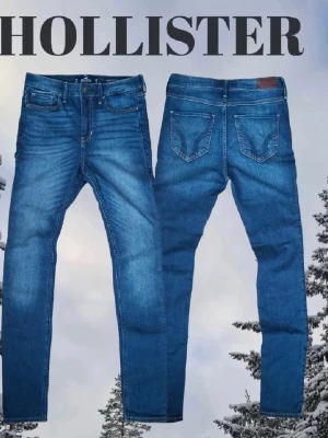 Blå skinny jeans från Hollister - Snygga blå skinny jeans från Hollister med klassisk femficksmodell och slitningar för en trendig look. passform. W26 L30