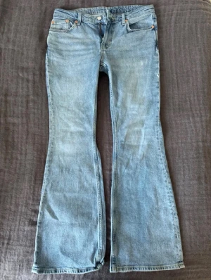 Ljusblå lågmidjade bootcut jeans  - Super snygga bootcut jeans från Weekday med låg midja. Perfekt fin ljusblå färg inför våren och sommaren! Efterfrågade och trendiga jeans och passformen är jätte skön. De är i storlek 29x32 och passar mig som vanligt vis har 38. Fråga gärna om mått!