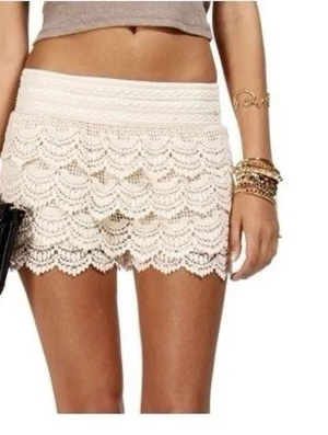 Vita spetsboyshorts lågmidhade - Sjukt snygga krämvita spets-shorts med riktig snygga och trendiga för sommaren . De är lätta, luftiga och perfekta för strand, semester eller bara en clean outfit. Sömmen har lossnat lite på ett ställe men det går enkelt att fixa(första, andra  och sista är inte mina bilder)