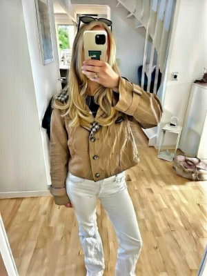 Burberry trenchcoat med huva  -   💓 Säljer en söt beige trenchcoat från burberry stilenmed klassiskt rutigt foder och huva, dragsko i midjan och långa ärmar. 😙 . Oops ”alla andra annonser med samma bild som min är felaktiga och säljer inte min jacka”