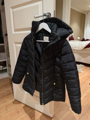 Barn jacka - Använt några gånger (litet hål i ärmen) Normal i storleken.  PÄLS ingår, dock fattas en liten knapp i själva pälsen.