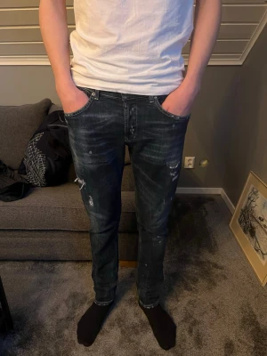 Mörkblå Dondup jeans med slitningar  - Säljer ett par feta mörkblå dondup jeans med slitningar | W30 L32 | Längd på killen: 188 | Hör av er för frågor😁