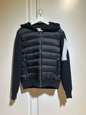 Moncler cardigan  - Snygg svart cardigan från moncler den e köpt här på plick om ni vill ha fler bilder tveka inte att kontakta 
