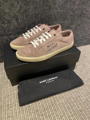 Saint Laurent skor (nya) - Hej! Säljer nu dessa svin snygga ysl skor. Skorna är i nytt skick! Begränsat antal boxar och dustbags. Hör av dig vid frågor.