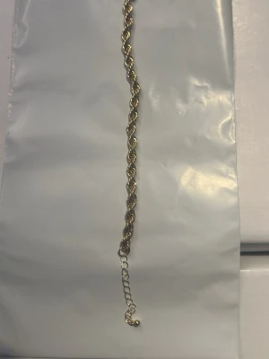 18k guldpläterat armband 90kr/st - Helt nya!!! Har du frågor? Fråga gärna 