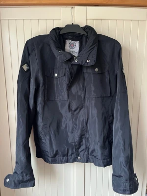 Saint Vincent field jacket - Säljer nu min feta Field jacket från Saint Vincent, Köpte den för 899kr och säljer den nu för 599kr, den är max använd 5 gånger. Skriv om du har funderingar 🥂