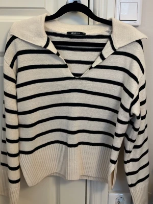 Randig stickad tröja från Gina Tricot - Säljer en randig stickad tröja från Gina Tricot i storlek xs. Tröjan har en bred krage, v-ringning och ribbade muddar vid ärmslut och nederkant. Tröjan finns inte längre o är i väldigt bra skick! 💕