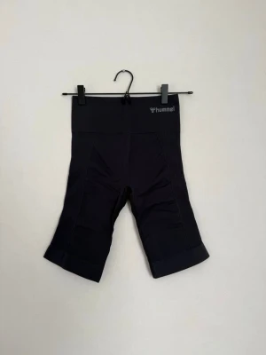 Träningsshorts – Hummel – Storlek XS - Shorts från Hummel, storlek XS. Använda max 2 gånger, så gott som nya!