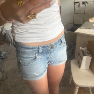 Lågmidjade blå jeansshorts  - Intressekoll på dessa helt perfekta lågmidjade jeansshorts😍 midjemåttet är 37cm, står xxs på dem men passar mig som brukar ha xs/s🩷