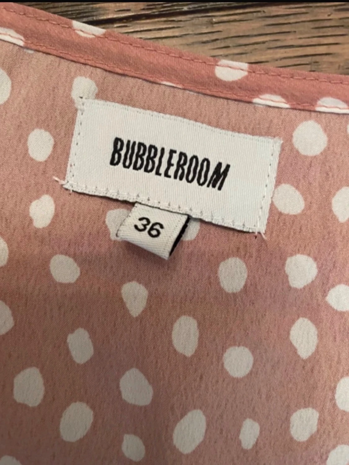 Rosa prickig omlottklänning Bubbleroom - 1