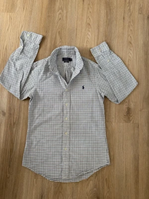 Ralph Lauren skjorta  - Skick: 9/10 | Storlek: XS | Pris: 399 | Inga defekter | Sitter perfekt för dig som är mellan 170-175 cm lång! | Postar samma dag 🚚📦| Hör av er vid frågor 🙌