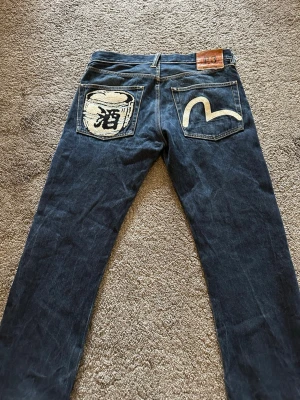 Evisu jeans storlek 32  - Tagit hand om Jensen som mina egna barn, perfekt skick betala ca 1350 förra året pris går att diskutera