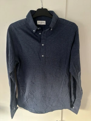 John Henric skjorta S - Denna extremt snygg populära John Henric linneskjorta i storlek M säljes. Väldigt fint skick utan några defekter som helst. Rosa färg perfekt nu till sommaren och tveka inte vid minsta fråga eller fundering! 