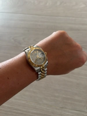 Fin klocka  - Klocka både guldig och silvrig super snygg och bästa kvalité 