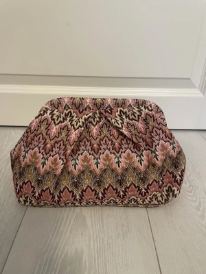 Rosa clutch - Osäker på om förra annonsen syns, lägger därför ut igen för gratis frakt💕 helt ny och köpt i Spanien.