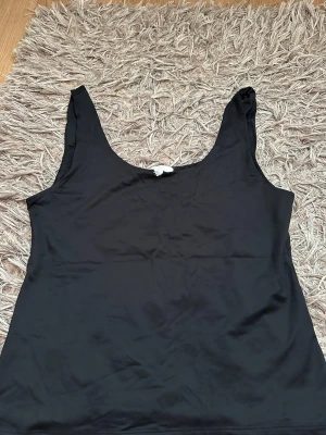 2-pack basic linnetoppar svart & beige - Säljer två basic linnetoppar i svart och beige. 