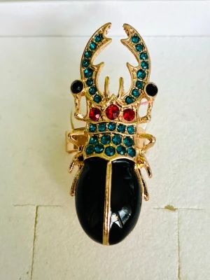 Vintage beetle ring, zirkon och stainless steel - Vacker ring med skalbagge, okänt märke. I rostfritt stål med emalj och zirkoner. Ringen är ny och justerbar. Är lite ojämn på själva ringen men inget som påverkar utseendet 