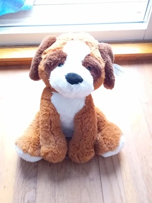 Mjuk hund gosedjur brun och vit - Säljer ett gulligt mjukisdjur i form av en hund. Hunden är brun med vita detaljer på nos, mage och tassar samt har mörkbruna öron. Tillverkad i mjuk plysch och har en söt, rund form. Perfekt som kramkompis eller dekoration.