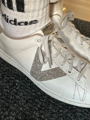 Victoria Skor Dam - Dessa skor säljer jag för som är för små, de är i storlek 39. Kallas victoria skor och är vita med guldfärgade glitter! Köpt för 899kr 