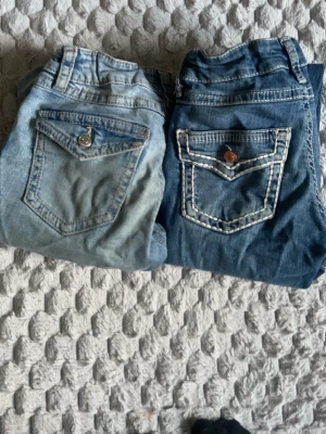 Två blåa lågmidjade snygga jeans - Jag säljer två lågmidjade jeans, ett par ljusa och ett mörka. Storlek 158