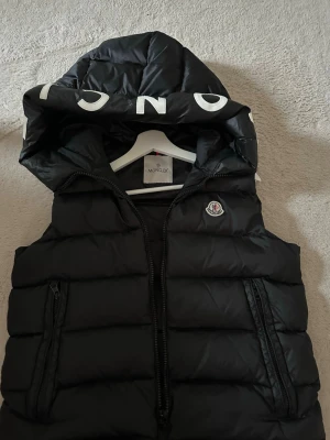 Väst herr moncter  - Väldigt sparsamt använd limiterad storlek 3 (M) varm och snygg med luva