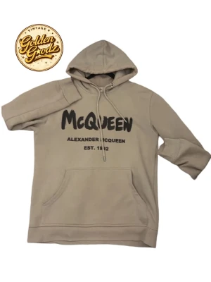 Beige hoodie från Alexander McQueen - Snygg beige/Grå hoodie ifrån Alexander mcqueen.  Storlek S 