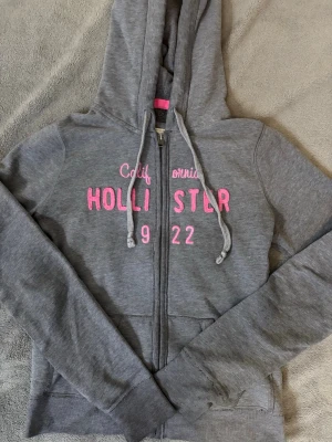 Grå hoodie - Hollister - Snygg grå hoodie från Hollister💕 Står storlek M men skulle själv säga att den är mkt mer som S