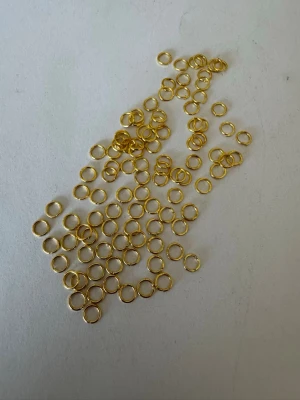 Guldfärgade hopringar ca 100st - Säljer av material som jag använt för att göra smycken. Har 2025 tillverkat och sålt smycken för över 50.000kr så är något folk uppskattar (om man håller låga priser) . Nu har jag dock tappat intresset så säljer av allt jag har. Kolla gärna in andra annonser   I denna annons hittar du hopringar, guldfärgade .