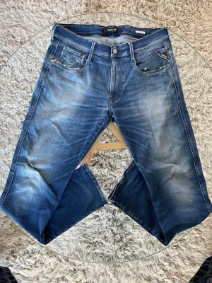 Replay Anbass - Riktigt snygga Replay Jeans i modellen Anbass. Tillverkade i stretchigt Hyperflex material.   Skick: Utmärkt, avsiktliga slitningar på ben och fickor.  Mått: • Midja: 42cm • Innerbenslängd: 86 cm • Total längd: 105cm  Detaljer • Tillverkade i Hyperflex material • Avsiktliga slitningar • Broderad design på bak samt vänster framficka • Tidslös passform, passar till det mesta  Nypris: 1995kr - Mitt Pris: 449kr  Skickas inom 24 timmar efter köp! 