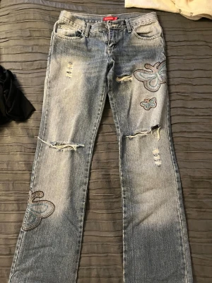 ljusblå jeans💗 - säljer ett par blå jeans köpta för 500kr här på plick. de är broderade med fjärilar. 