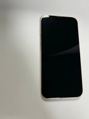 iPhone13 pro max - Apple iPhone 13 pro max mobiltelefon.  Smartphone med pekskärm och USB‑C‑anslutning. Modellen tillhör iPhone 13 pro max ‑serien från Apple. Lämplig för användning med appar, surf, meddelanden, samtal och mediauppspelning. Exakt lagringskapacitet och övriga tekniska specifikationer framgår inte av uppgifterna här utan kan kontrolleras i telefonens inställningar eller originalförpackning. Telefonens baksida är trasig men man kan inte märka att den är trasig, sätt bara på ett skal så syns den inte