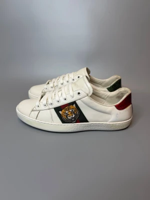 Gucci Skor - ‼️VI TAR INGA BYTEN‼️ Gucci ”Ace” Sneakers | Skick: 8/10 | Storlek UK 6.5 motsvarar 41.5-42 EU  | Tillkommer kort vid köp! | Frakt sker inom 24 timmar efter köp 📦💨 | Hör av dig vid minsta fråga eller fundering 💭