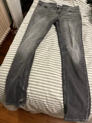 Gråa Calvin Klein jeans - Storlek 33/34