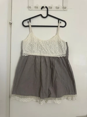 Topp - Hundhår kan finnas på plagget, den är inte från shein, står ej stl skulle säga S/M