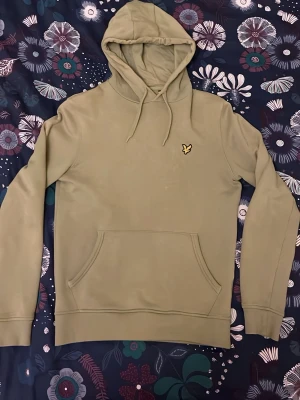 Hoodie från Lyle & Scott - Snygg olivgrön hoodie från Lyle & Scott i xs. Finns nån liten fläck som knappt syns som jag skulle tro går bort i tvätten (har inte försökt). Skriv vid funderingar !