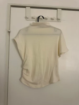 Topp - Hundhår kan finnas på plagget