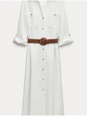 Vit klänning från Zara - Vit klänning med guldknappar & brunt skärp ifrån Zara. Strl XS. Klänningen är endast testad.