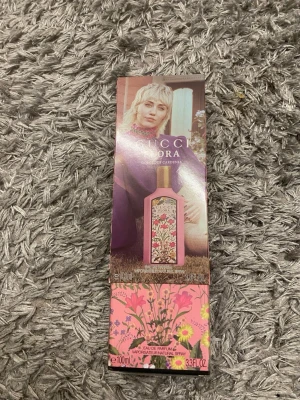 Gucci Flora Gorgeous Gardenia parfym - Gucci Flora Gorgeous Gardenia är en parfym med en vacker rosa kartong dekorerad med blommönster. Förpackningen har en elegant och färgstark design som verkligen sticker ut. Parfymen är Eau de Parfum och innehåller 100 ml.