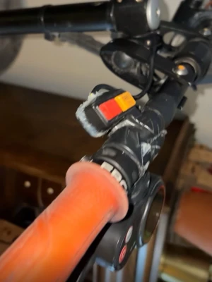 Elsparkcykel med orange handtag - Säljer en elsparkcykel med robust ram och orange handtag. Styret har en kontrollpanel med knappar och display. Foten står på en bred platta med halkskydd. Perfekt för att ta sig fram snabbt i stan eller till skolan. Dock så är batteriet lite sisådär och behöver bytas ut, elscootern körs i 3 olika lägen 20km/h 30km/h och 50km/h. 2 Nycklar + laddare kommer med tack på förhand👍