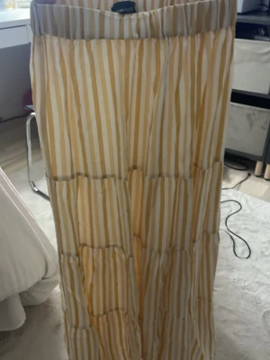 Randig långkjol i gult och vitt - Långkjol, kommer inte till användning 