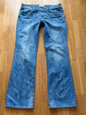 Lowrise Bootcut Jeans - Supersnygga lågmidjade jeans i modellen Emma, de är använda men fortfarande i bra skick, inga defekter, washen är ojämn men en del av modellen😇💖 Mått finns på bilder och de är lite långa på mig som är 160cm, säljes då de blivit för stora för mig💖Skulle gissa att de passar en M/L? Storlek US 6 Short, kom pm för fler bilder🙌