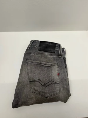 Replay jeans med slitningar - Säljer nu dessa feta Replay jeans med snygga slitningar. Skriv vid frågor eller pris.