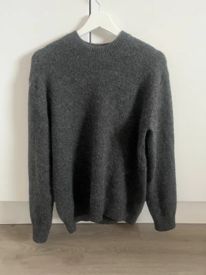 Mörkgrå stickad tröja från Massimo Dutti - Säljer mycket fin kvalitativ stickad tröja från Massimo Dutti i toppen skick och bra passform. Tvätatt ett fåtal gånger och inte använt så mycket. Fin mörkgrå färg! Nypriss runt 1000kr. Hör av er om frågor! 