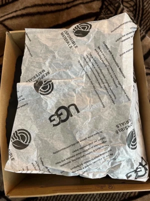 Svarta UGG boots med platåsula - Säljer ett par svarta UGG boots med kraftig platåsula. Skorna är tillverkade i mocka och har en klassisk, enkel design med sömmar längs sidorna. Perfekta för dig som vill ha både stil och komfort under kalla dagar.