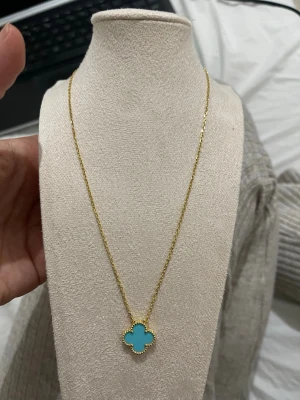 18 K Guldpläterad med turkos fyrklöver - Snyggt halsband, perfekt till våren och sammaren, till dig som vill ha riktig semester känsla. Hög kvalitet vattentålig, hypoallergenic.