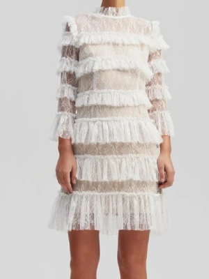 By Malina klänning  - Trendig klänning perfekt till studenten. Nyskick!!