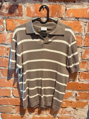 Piké i bomull - Piké i bomull från John Henric, använd ett fåtal gånger och är i nyskick, passar mig som är 170cm och väger 60kg