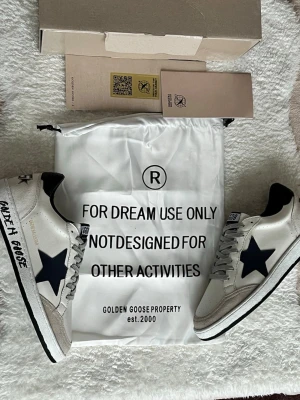 Golden Goose skor - Säljer ett par Golden Goose skor, i oanvänt skick, allt på bilderna följer med, när man scannar passport koden kommer man direkt in på Golden goose hemsidan/appen, skriv vid frågor