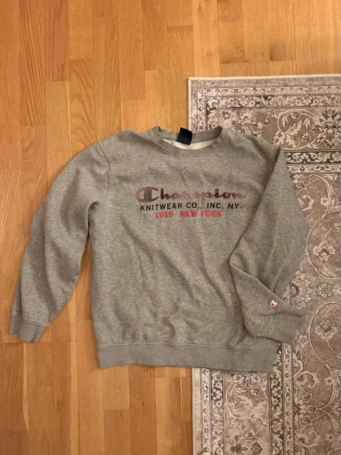 Grå sweatshirt från Champion - 1